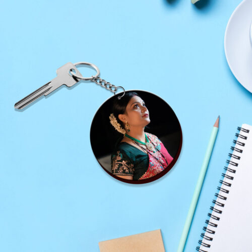 Alternative view of OMGs 4 Photos with 2 Keychains Circle