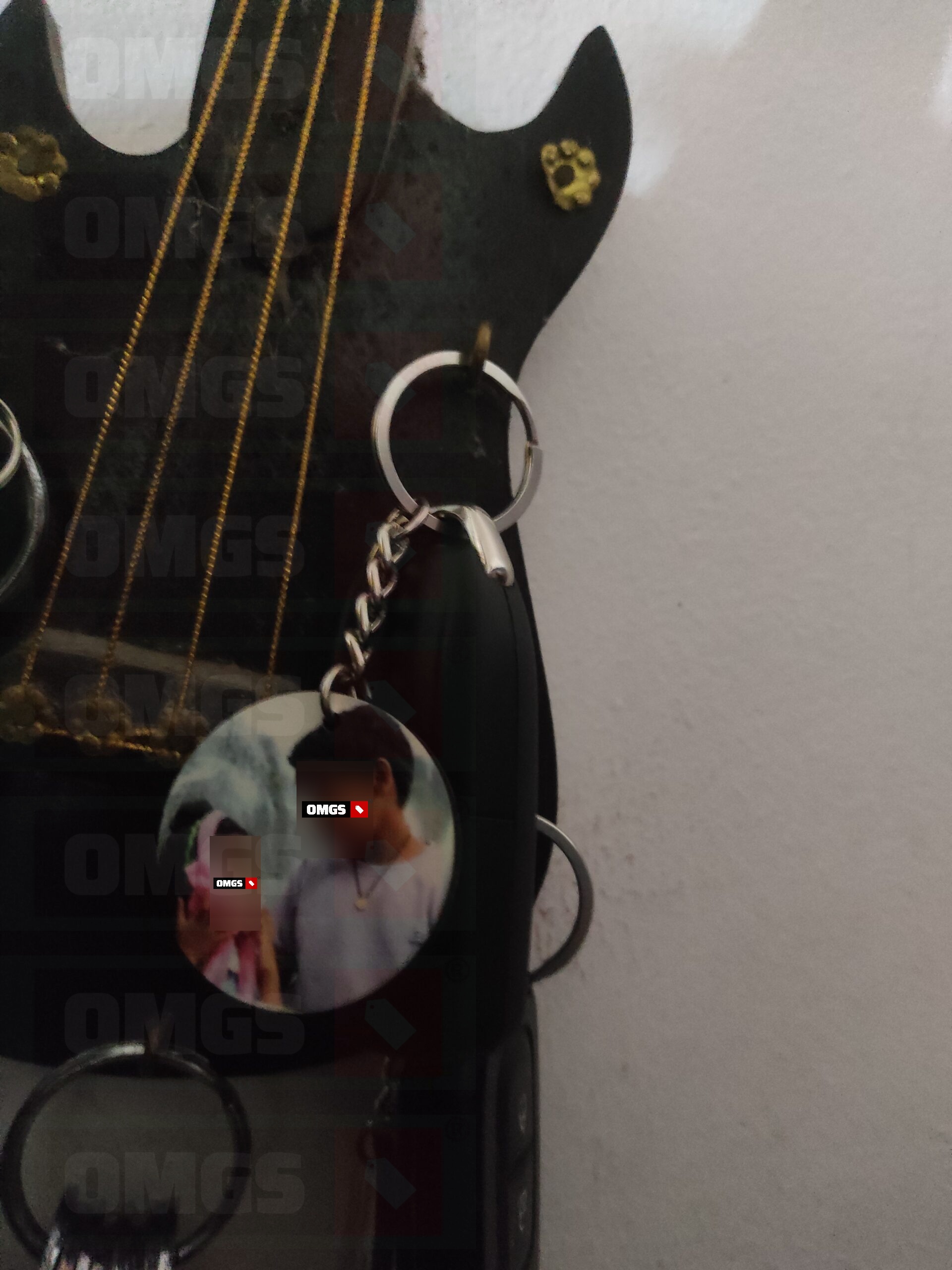 OMGs 4 Photos with 2 Keychains Circle photo review